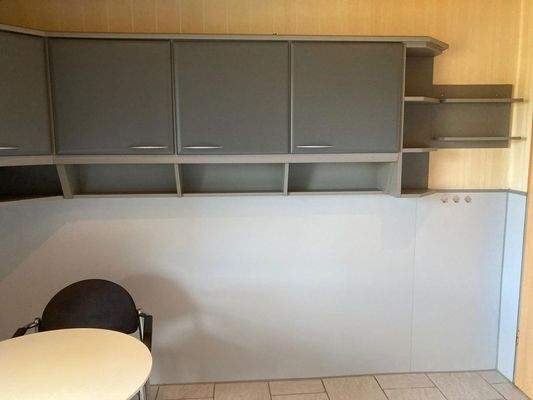 und weitern Schränken