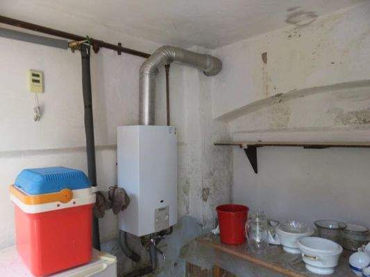 Warmwasser-Boiler Nebengebäude