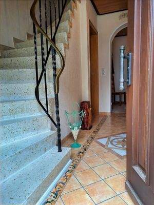 Eingangstür/ Flur und Treppenbereich EG