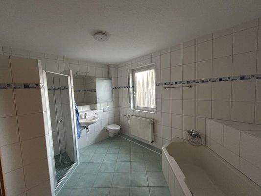 Bad mit Dusche und Badewanne