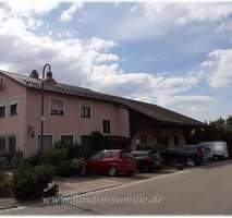 Wohnhaus mit Nebengebäude