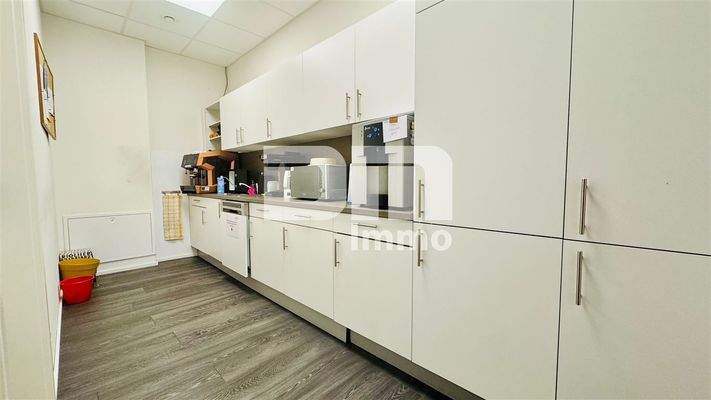 Bürogebäude / Küche mit EBK