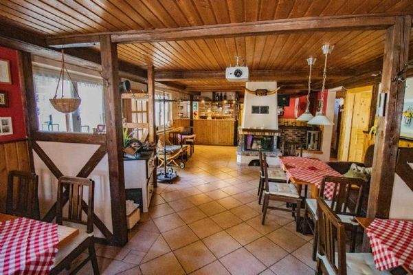 Gasthausbereich – Blick zum Kamin