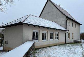 Hauptgebäude mit Anbau