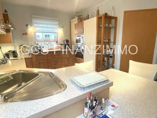 Küche mit Vorratsraum