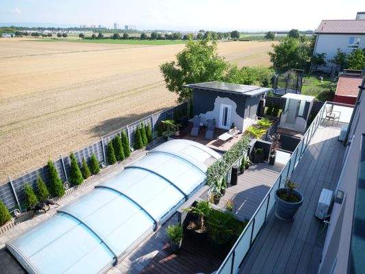 Blick in Garten mit Pool und Saunahaus