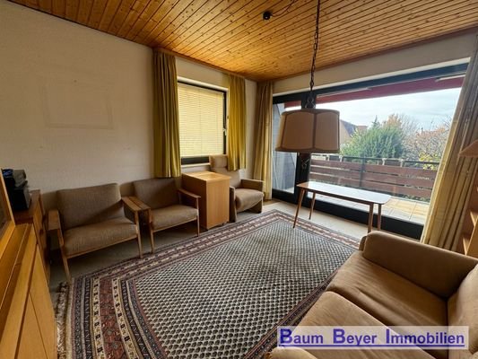 Zimmer mit Balkon im Obergeschoss