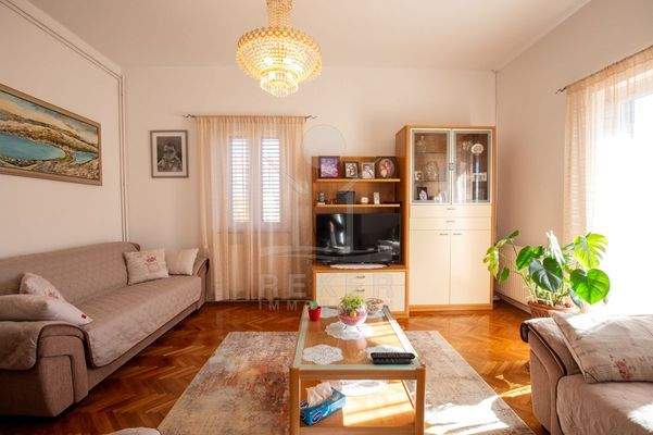 Obergeschoss-Wohnung 2: Wohnzimmer, Esszimmer mit Küche, 3 Schlafzimmer, Bad, WC & Terrasse