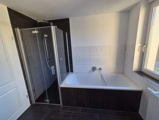 EG: Badezimmer mit Dusche und Wanne