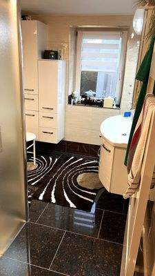 Bad im EG mit ebenerdiger Dusche