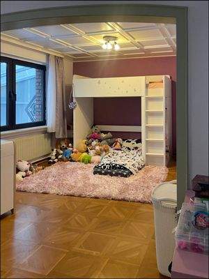 Lichtdurchfluteter Wohn-Essbereich, aktuell liebevoll als Kinderzimmer gestaltet