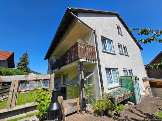 Gartenseite mit Terrasse