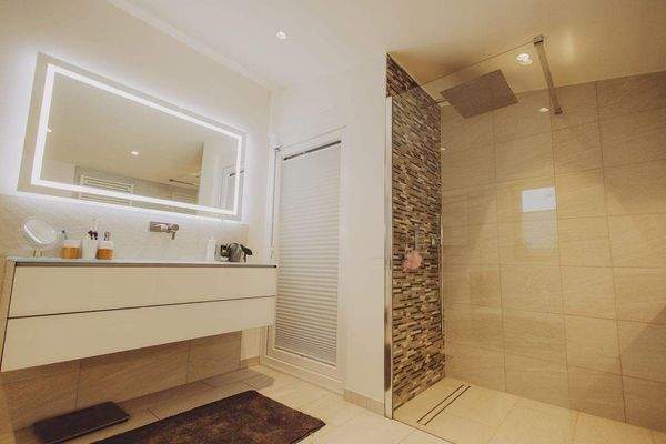 Modernes Tageslichtbad