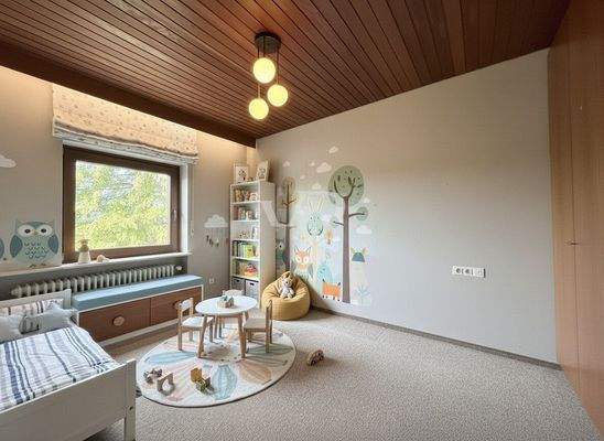 Zimmer OG mit KI möbliert