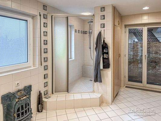 Badezimmer mit Zugang zur Terrasse