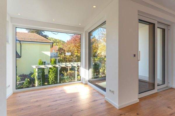 Blick vom Essbereich in den Wohnbereich