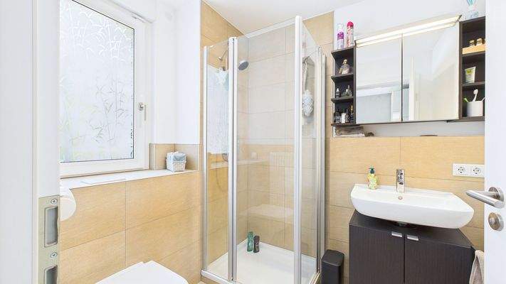 Tageslicht-Gäste-WC mit Dusche