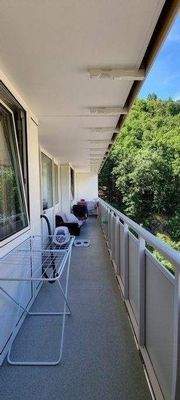 überdachter Balkon über die gesamte Wohnungslänge