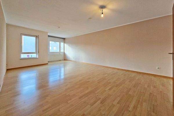 großzügiges Wohn-/ Esszimmer