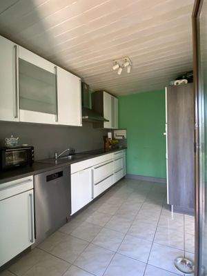 Küche mit moderner, funktionaler Einbauküche