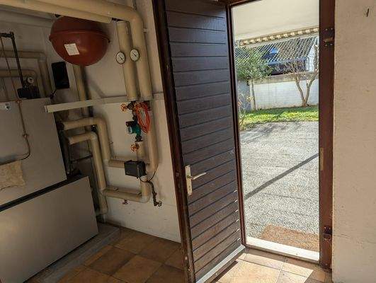 Untergeschoß Technikraum Zugang zum Garten.jpg