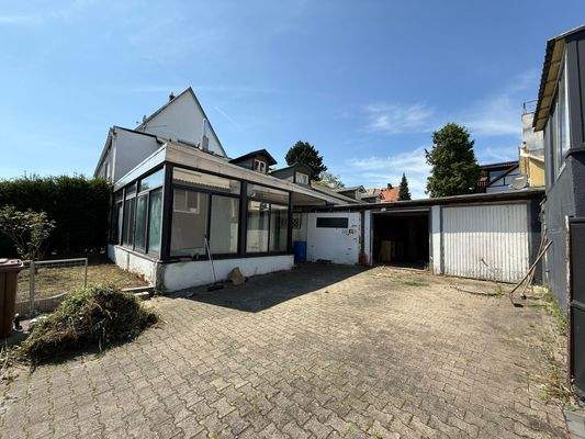 Nebengebäude + Garagen