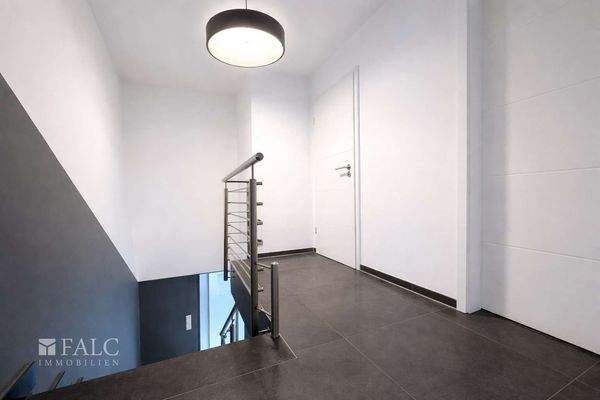 Flur im Obergeschoss mit Zugang zu allen Räumen