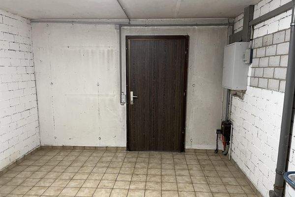 Kellerraum mit Ausgang