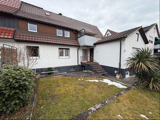 Hausansicht mit Garten