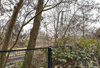 direkt an der Bahnlinie