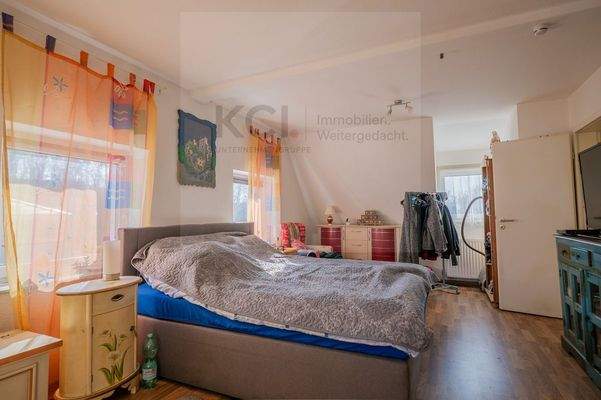 Schlafzimmer 2/  OG.