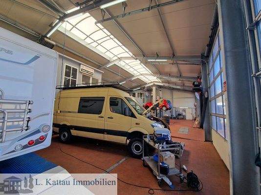 Werkstatthalle mit Tageslicht, Hebebühne u. Meisterbüro