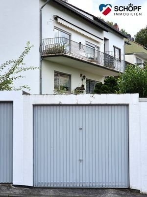 Garage mit elektrischem Tor