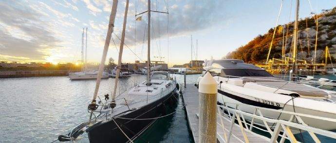 Blick vom Deck zum Bootssteg