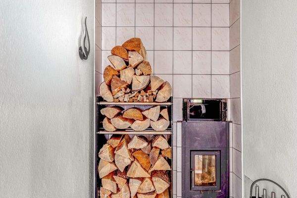 Ofen (11 kW) im Flur, beheizt den Kachelofen (EG)