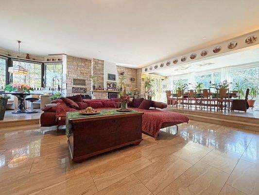 Wohnbereich mit Kamin im EG