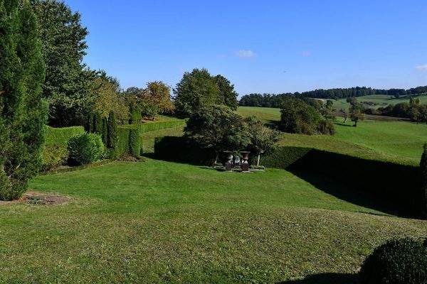 weitläufiger Garten.JPG