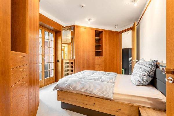 Schlafzimmer im 1. Obergeschoss mit Balkon