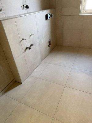 .. modernes Bad mit begehbarer Dusche !