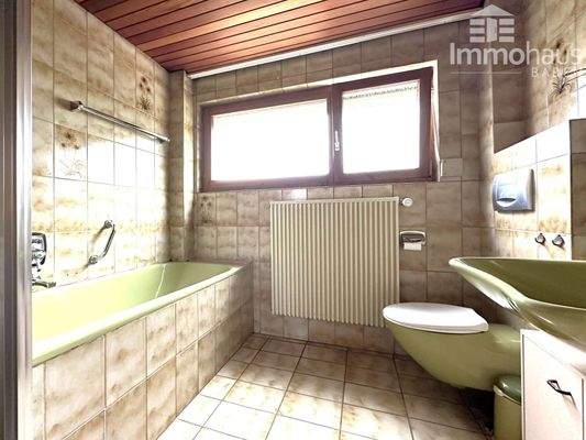 EG-Bad mit Wanne und Dusche