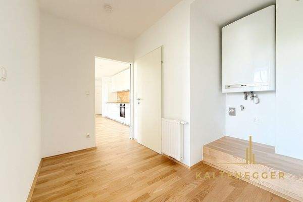 Zwischenraum mit WM-Anschluss, Stauraum und Zugang WC