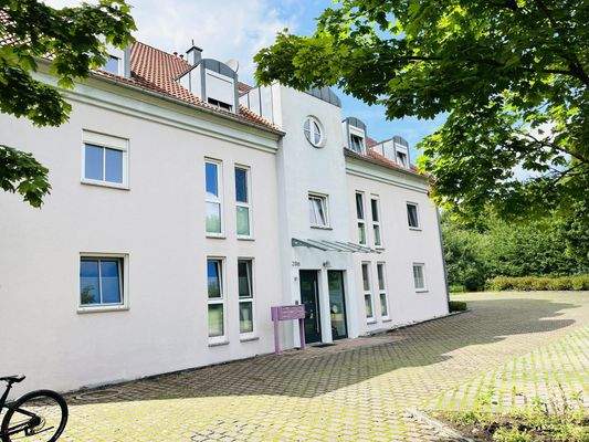 Ansicht der Anlage mit Hoffläche/Stellplätze