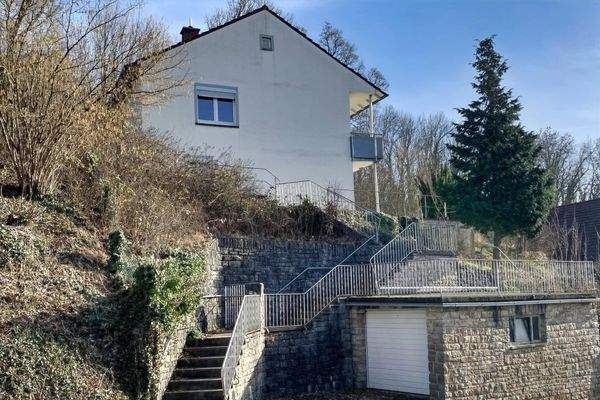 großzügiges Einfamilienhaus oder schmuckes Zweifamilienhaus