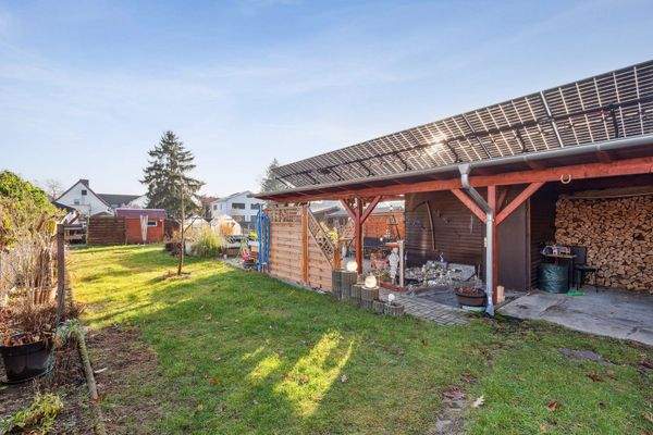 Großzügiger Garten mit Pool und Carport