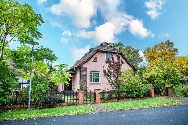 Blick von der Straße aus, Gartentor, Einfahrt