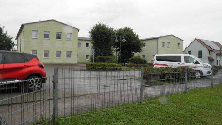 Öffentliche Kfz.-Stellflächen hinter Wohnhaus