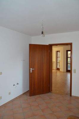 Küche mit Zugang ins Wohnzimmer