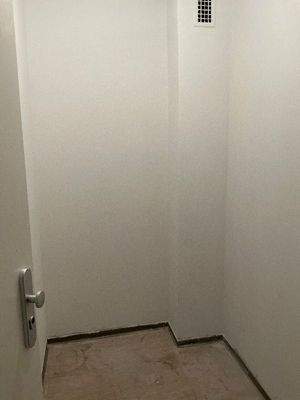 Kleine Abstellkammer mit grauem PVC-Boden und Lüftung
