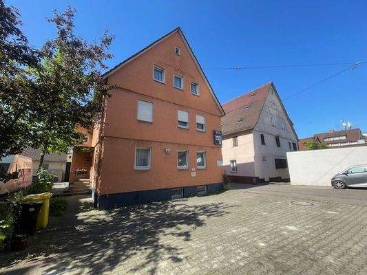 Bild von Aussen mit Stellplätzen davor