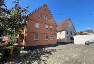 Bild von Aussen mit Stellplätzen davor